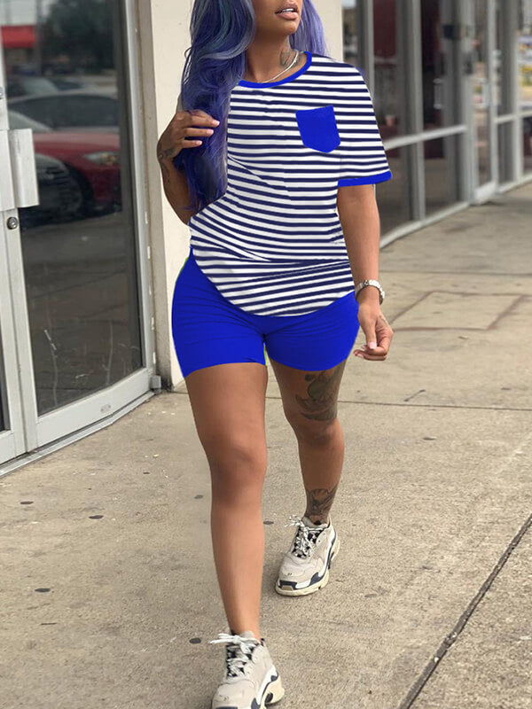 Set aus gestreiftem T-Shirt und Shorts
