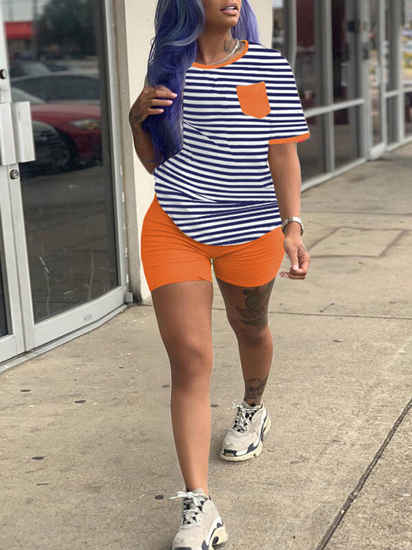 Set aus gestreiftem T-Shirt und Shorts