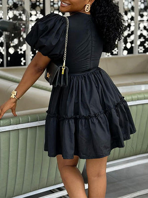 Robe noire à volants et col en V - Soldes