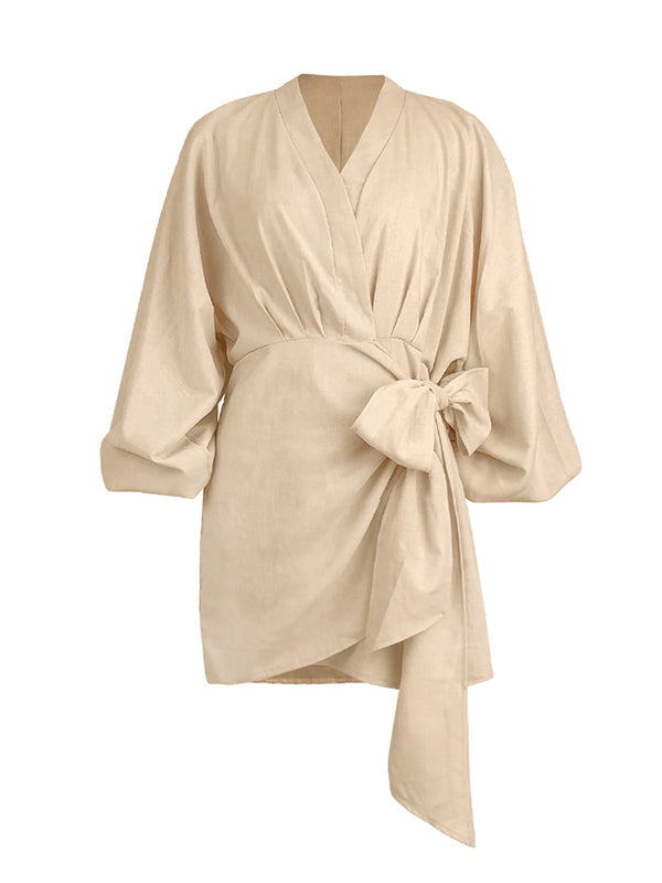 Einfarbiges Kleid mit V-Ausschnitt und Bindeband