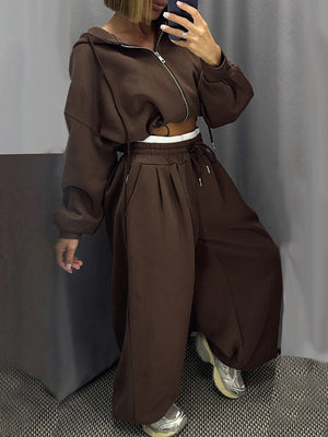 Set aus Kapuzenpullover mit Reißverschluss vorne und Hose mit weitem Bein