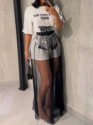 Set aus bedrucktem T-Shirt und transparentem Rock