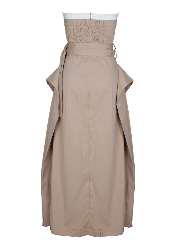 Trägerloses Kleid mit Gürtel und Knöpfen