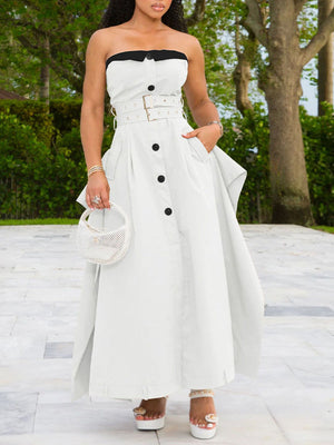 Trägerloses Kleid mit Gürtel und Knöpfen