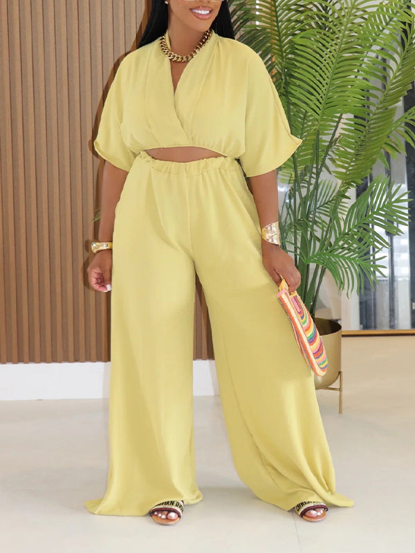 Set aus einfarbigem Oberteil mit V-Ausschnitt und Hose mit weitem Bein