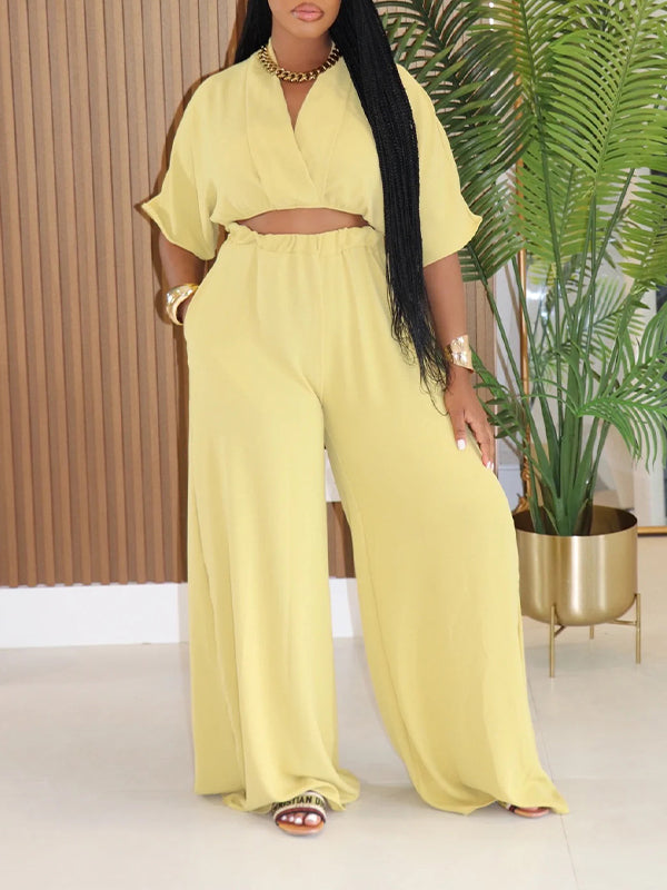 Set aus einfarbigem Oberteil mit V-Ausschnitt und Hose mit weitem Bein