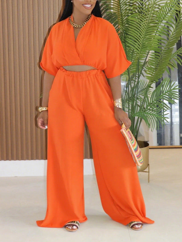 Set aus einfarbigem Oberteil mit V-Ausschnitt und Hose mit weitem Bein