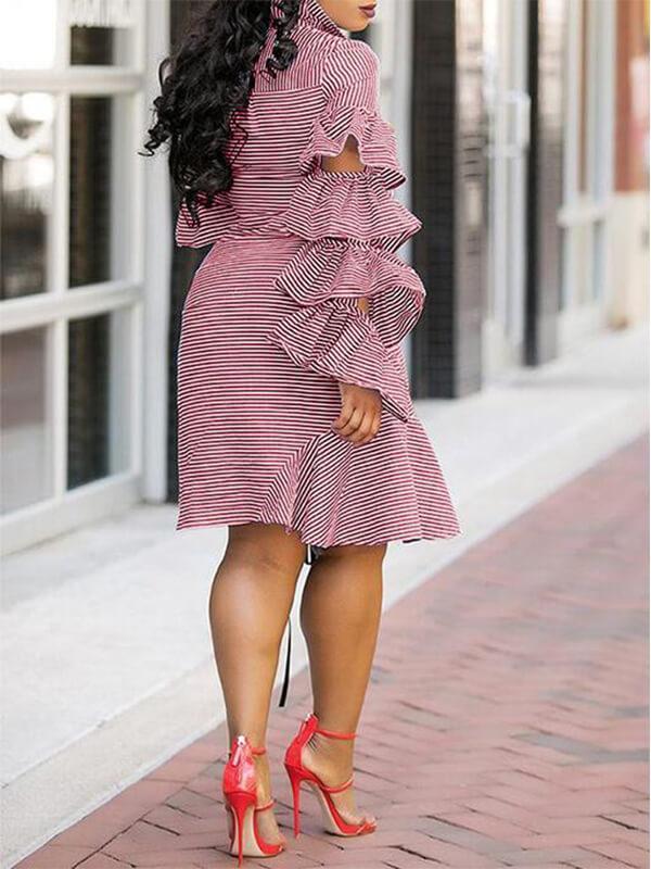 Gestuftes Kleid mit Rüschen, Kordelzug und Streifen – Ausverkauf