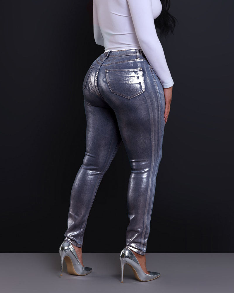 Sie ist leuchtende Skinny Jeans mit Metallicfolie