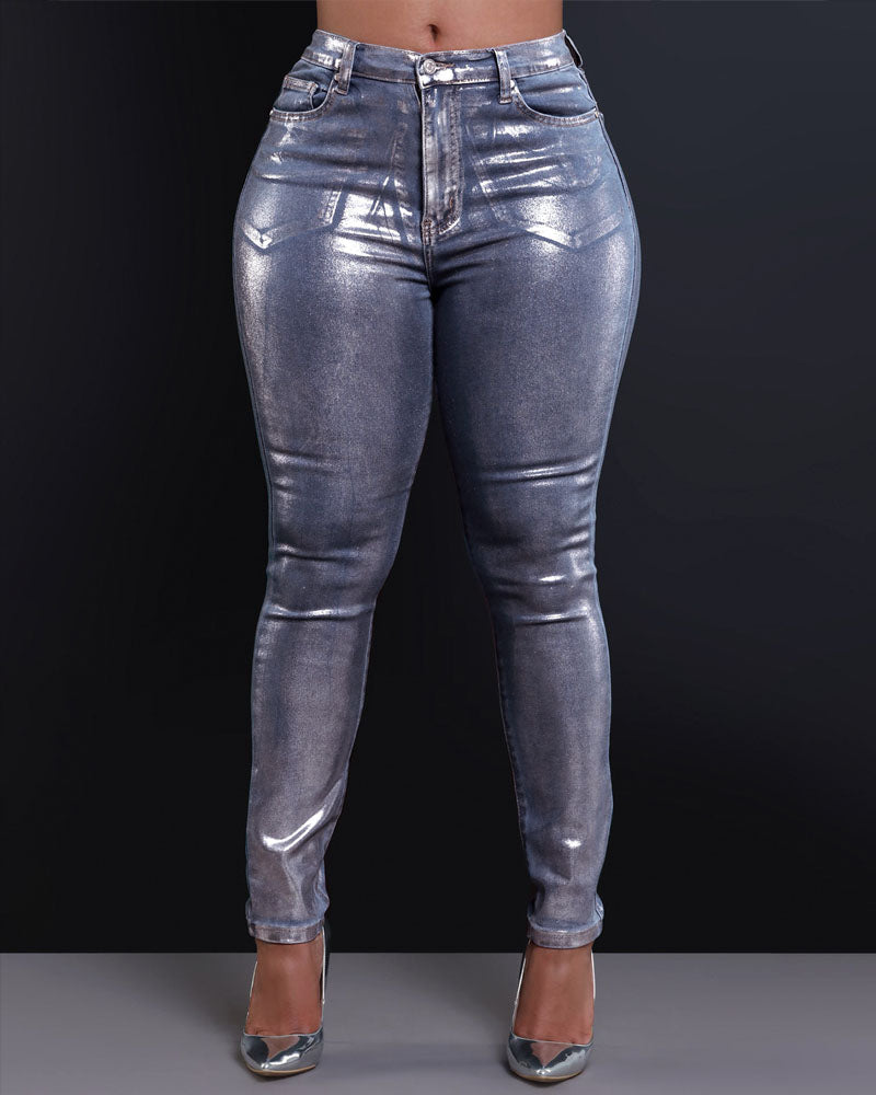 Sie ist leuchtende Skinny Jeans mit Metallicfolie