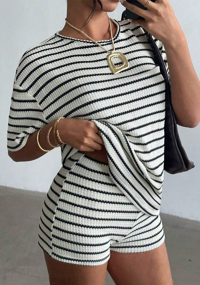 Round-Neck Patchwork Short-Sleeve Top & Shorts Two-Piece Set for Summer Casual Wear